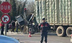 Feci kaza: Kamyon paramparça oldu