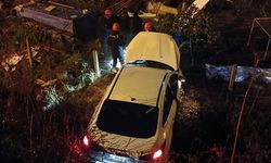 4 kişinin bulunduğu otomobil dere yatağına uçtu!