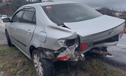 Korkutan kaza: Otomobil refüje çarpıp yola savruldu