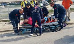 Otomobil ile motosiklet çarpıştı: Kadın yolcu yola savruldu