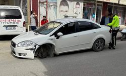 Seyir halindeyken lastiği fırladı: Savrulan otomobil yayaya çarptı