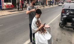Deprem nedeniyle yarım kalan tıraşı dışarıda bitirdi