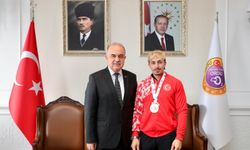Avrupa Halter Şampiyonu Yusuf Fehmi Genç, coşkuyla karşılandı