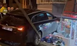Çarpışan 2 otomobilden 1'i markete girdi