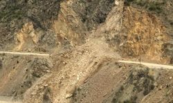 Karayolundaki heyelan yolu kapattı