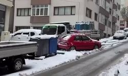 Oksijen tüpü yüklü kamyonet, karda kayıp park halindeki 2 araca çarptı