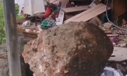 Yamaçtan kopan kayalar eve çarptı