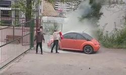 Alev alan otomobile ilk müdahaleyi okul müdürü yaptı