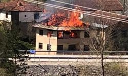 Alevlere teslim olan üç katlı ev kullanılmaz hale geldi
