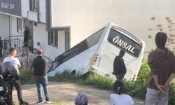 El freni boşalan midibüs apartmana çarparak durabildi