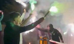 Bir grup taraftar, şampiyonluğu kutlamak için deplasmana gitti
