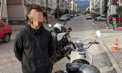 Motosiklet plakasını boyayarak değiştiren uyanık sürücü ekiplerin gözünden kaçmadı