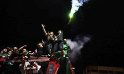 Futbolcular şampiyonluğu taraftara armağan etti