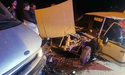 Panelvan ile kafa kafaya çarpışan otomobil hurdaya döndü: 3 hafif yaralı