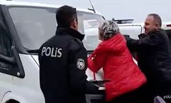 Sahipsiz hayvanları toplayan zabıta görevlilerinin aracına çıkan kadını polis ikna etti