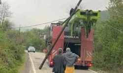 Tellere takılan tır interneti çökertti, trafiği felç etti