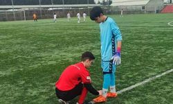 Hakem, futbolcunun kramponlarını bağladı
