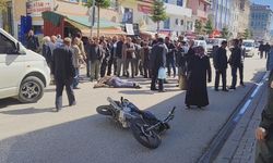 Motosiklet yayaya çarptı: 2 yaralı