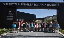 Öğrenciler botanik bahçesinde