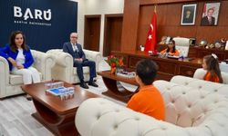 Rektör Orhan Uzun, koltuğunu çocuklara devretti