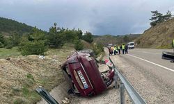 Virajı alamayan otomobil şarampole devrildi: 3 yaralı