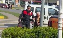 Yürümekte zorlanan yaşlı kadına yunus polisinden yardım eli