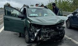 Direksiyon başında kendinden geçti, bariyerlere çarptı: Yaralılar var!