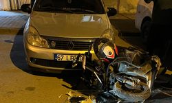 Motosiklet otomobile çarptı, yola devrildi: Sürücü yaralandı