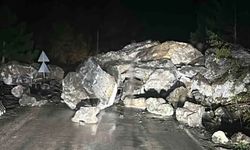 Karayolunda heyelan meydana geldi