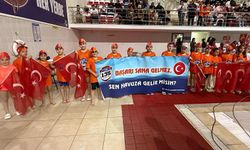 Zonguldak'ta minik yüzücüler kıyasıya yarıştılar
