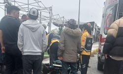 Motosiklet sürücüsü otomobilin kapısına çarptı