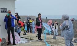 Çocukların uçurtmaları ‘sağanağa’ takıldı