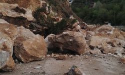 Kaya parçaları yola düştü: Heyelan, yolu ulaşıma kapattı