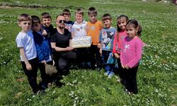 İlkokul öğrencileri rengarenk çiçekler arasında kitap okudu