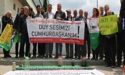 Kirliliğe tepki gösterip adliye önünde gıyabi cenaze namazı kıldılar