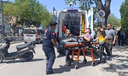 Motosikletin hafif ticari araca çarptığı kaza kamerada