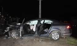 Otomobiller çarpıştı; 2'si yaya, 11 yaralı