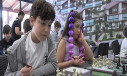 Çocuklar, doğa tatilinde satranç turnuvasında mücadele etti