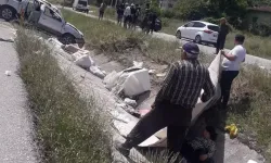 Trafik kazası sonrası yaralıyı üzerine battaniye tutarak güneşten korudular