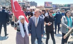 Vali Ali Çalgan, kutlamaları 90 yaşındaki Satı Bocuk ile birlikte izledi