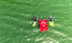19 Mayıs’a özel dalış: Gölette Türk Bayrağı’nı böyle dalgalandırdılar