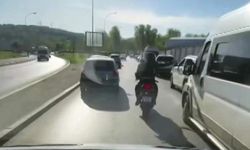 Motosiklet sürücüsü ambulansın yolunu böyle açtı