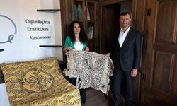 Asırlık yorgan ile minder kılıfında ilk kez nadir görülen desenlere rastlandı