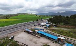 Barakalar hem trafik güvenliğini tehdit ediyor hem de mesire alanını engelliyor