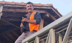 Evin çatısında mahsur kalan kediyi itfaiye ekipleri kurtardı