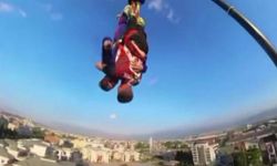 Gökyüzünde adrenalin dolu anlar: Çanakkale türküsünü söyledi