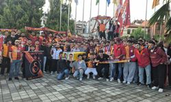 Galatasaray taraftarlarından ilginç görüntüler: Sarı lacivertli tabutla yürüdüler