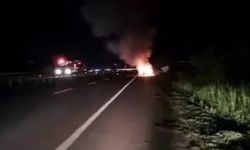 Alev topuna dönen otomobil, itfaiye ekiplerince söndürüldü