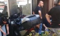 Gaz pedalı takılan motosiklet işyerinin duvarına tosladı: 1 yaralı