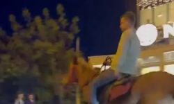 Şehrin göbeğinde dörtnala giden atı gören dönüp bir daha baktı
